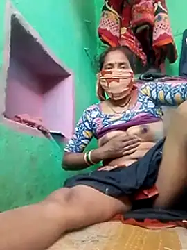 Snapshot of CUTE-004 chatting on 7, 11, 2025 CUTE-004 online show from 7, 11, 2025