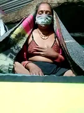 Snapshot of CUTE-004 chatting on 12, 11, 2025 CUTE-004 online show from 12, 11, 2025