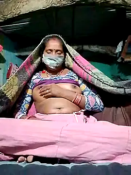 Snapshot of CUTE-004 chatting on 15, 11, 2025 CUTE-004 online show from 15, 11, 2025