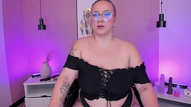 Snapshot of hollie_joliie chatting on 2, 10, 2025 hollie joliie online show from 2, 10, 2025