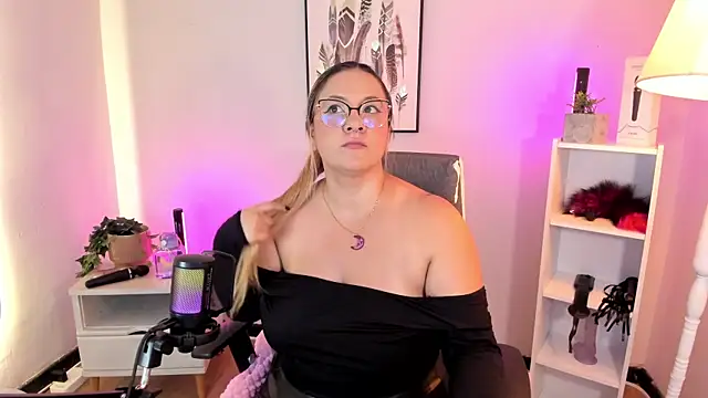 hollie joliie online show from 8, 4, 2026