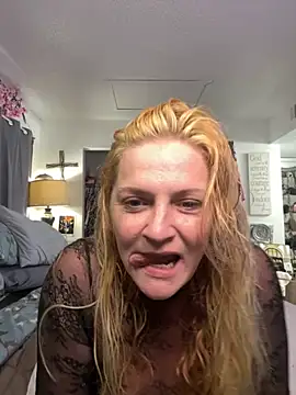 Snapshot of Goldenndoll chatting on 10, 9, 2025 Goldenndoll online show from 10, 9, 2025