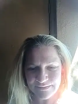 Snapshot of Goldenndoll chatting on 13, 11, 2025 Goldenndoll online show from 13, 11, 2025