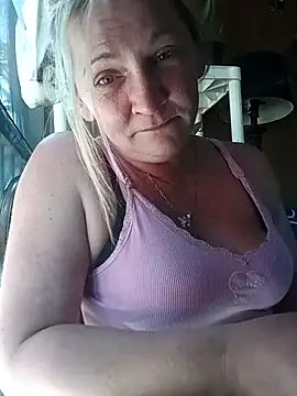 Snapshot of Goldenndoll chatting on 15, 11, 2025 Goldenndoll online show from 15, 11, 2025