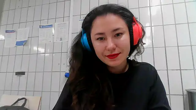 Snapshot of Emparia chatting on 1, 11, 2025 Emparia online show from 1, 11, 2025