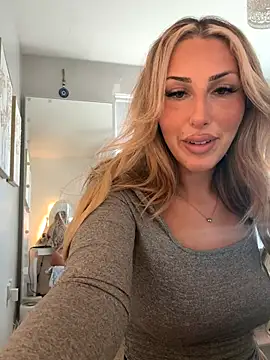 Snapshot of HeidiMae chatting on 27, 10, 2025 HeidiMae online show from 27, 10, 2025