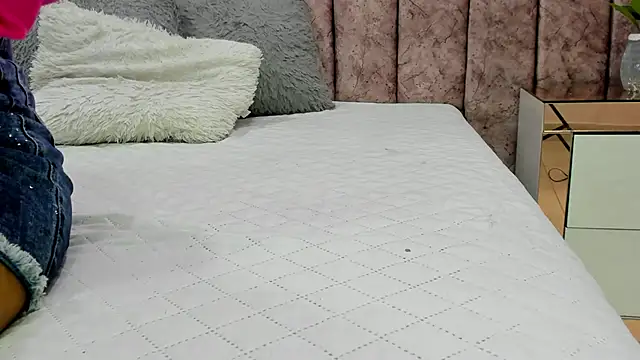 Ambeer fox  online show from 4, 3, 2026