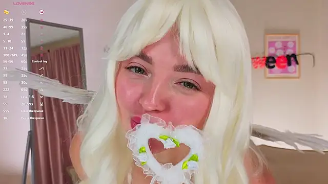 Snapshot of OliviaKis_ chatting on 26, 10, 2025 OliviaKis online show from 26, 10, 2025