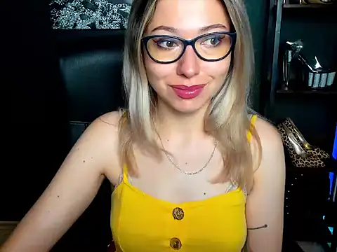 Snapshot of loveHeidi chatting on 5, 8, 2026 loveHeidi online show from 5, 8, 2026