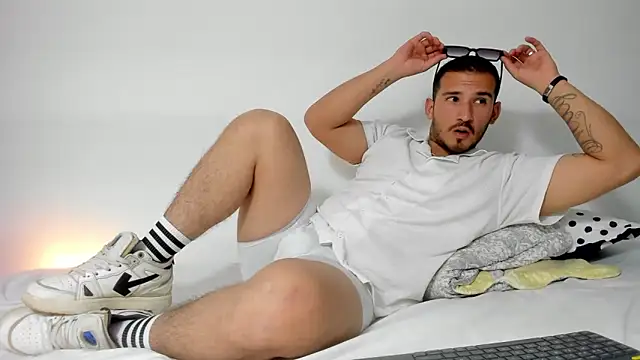 Snapshot of estivii chatting on 2, 11, 2025 estivii online show from 2, 11, 2025