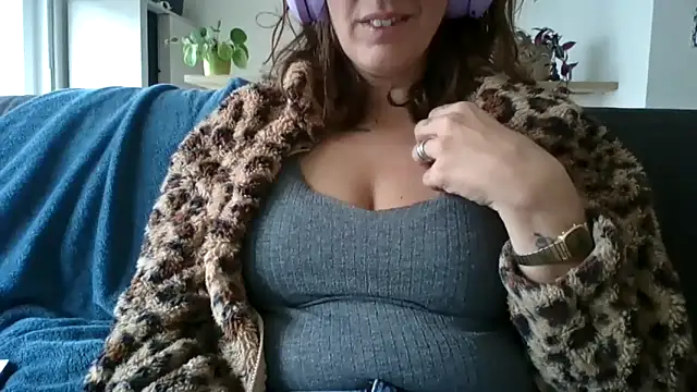 Snapshot of samantaatw chatting on 25, 9, 2025 samantaatw online show from 25, 9, 2025