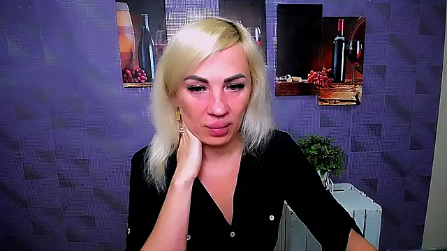 Snapshot of EmmaCat_ chatting on 18, 9, 2025 EmmaCat online show from 18, 9, 2025