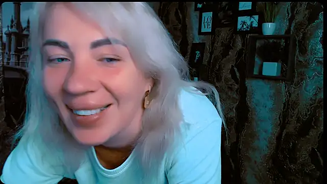 Snapshot of EmmaCat_ chatting on 2, 10, 2025 EmmaCat online show from 2, 10, 2025