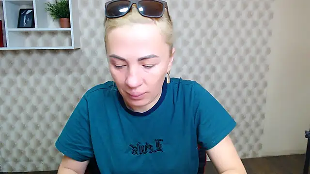 Snapshot of EmmaCat_ chatting on 4, 10, 2025 EmmaCat online show from 4, 10, 2025