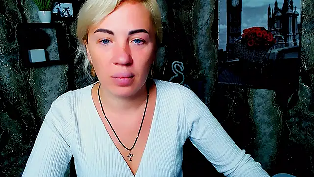 Snapshot of EmmaCat_ chatting on 12, 10, 2025 EmmaCat online show from 12, 10, 2025