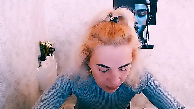 Snapshot of EmmaCat_ chatting on 14, 10, 2025 EmmaCat online show from 14, 10, 2025