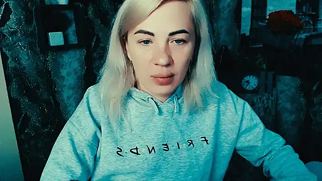 Snapshot of EmmaCat_ chatting on 27, 10, 2025 EmmaCat online show from 27, 10, 2025