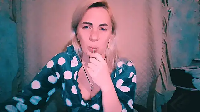 Snapshot of EmmaCat_ chatting on 30, 10, 2025 EmmaCat online show from 30, 10, 2025