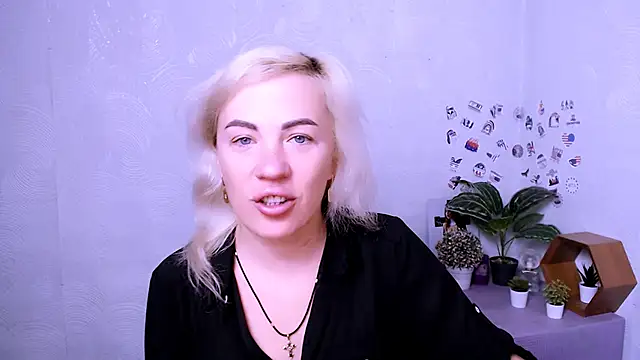 Snapshot of EmmaCat_ chatting on 5, 11, 2025 EmmaCat online show from 5, 11, 2025