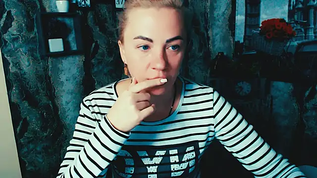 Snapshot of EmmaCat_ chatting on 10, 11, 2025 EmmaCat online show from 10, 11, 2025