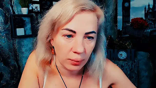 Snapshot of EmmaCat_ chatting on 13, 11, 2025 EmmaCat online show from 13, 11, 2025