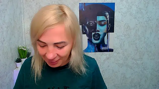 Snapshot of EmmaCat_ chatting on 14, 11, 2025 EmmaCat online show from 14, 11, 2025