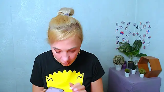 Snapshot of EmmaCat_ chatting on 3, 12, 2025 EmmaCat online show from 3, 12, 2025