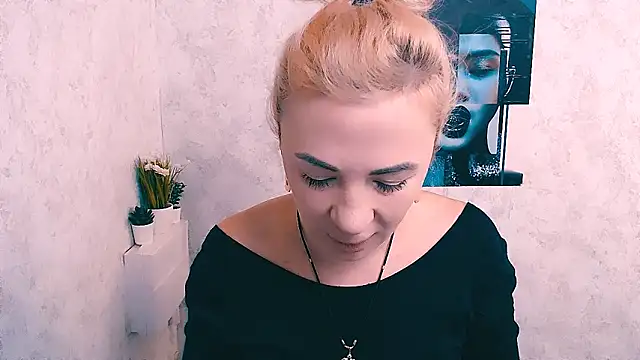 Snapshot of EmmaCat_ chatting on 4, 12, 2025 EmmaCat online show from 4, 12, 2025