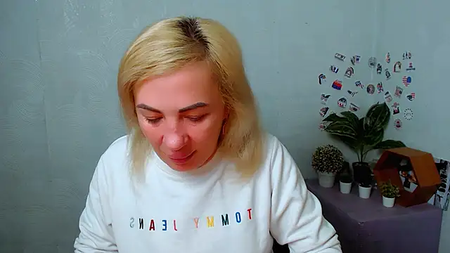 Snapshot of EmmaCat_ chatting on 16, 12, 2025 EmmaCat online show from 16, 12, 2025