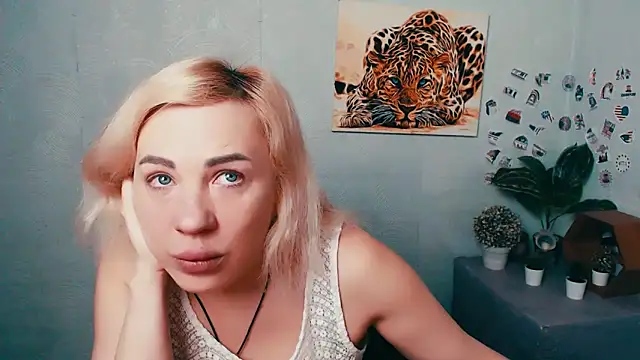 Snapshot of EmmaCat_ chatting on 5, 3, 2026 EmmaCat online show from 5, 3, 2026