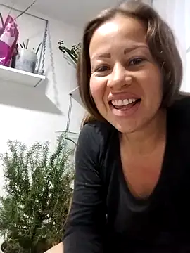 LaraCaliente online show from 11, 10, 2025