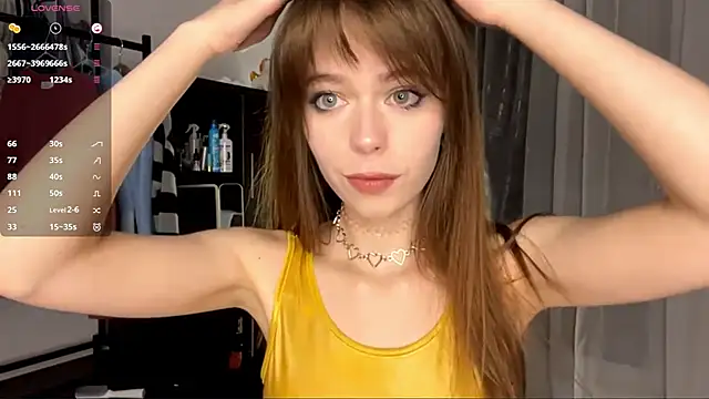 Snapshot of YourLittleElfie chatting on 4, 10, 2025 YourLittleElfie online show from 4, 10, 2025