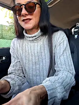 Snapshot of Lauraxxsteen chatting on 12, 11, 2025 Lauraxxsteen online show from 12, 11, 2025