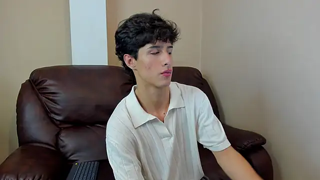 Snapshot of Xam_Collen chatting on 17, 12, 2025 Xam Collen online show from 17, 12, 2025