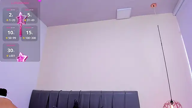 HoollyHendrix online show from 27, 11, 2025