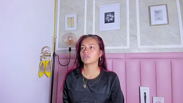 HoollyHendrix online show from 12, 1, 2026