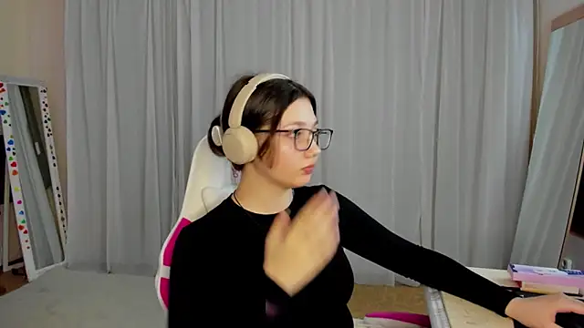 Snapshot of CarolKitty chatting on 3, 11, 2025 CarolKitty online show from 3, 11, 2025