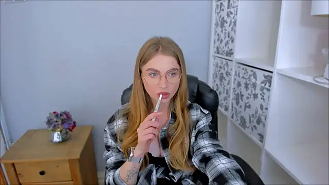 Snapshot of JasmineAlone chatting on 12, 10, 2025 JasmineAlone online show from 12, 10, 2025