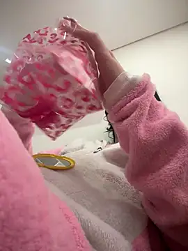 Daphnee-x online show from 1, 2, 2026