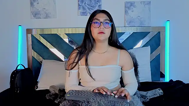 Violettabloom  online show from 18, 9, 2025