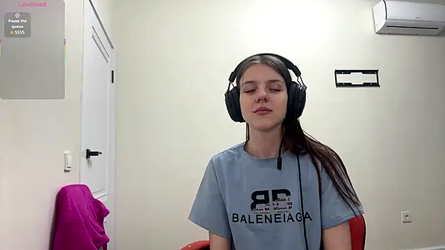 Elira Breeze online show from 3, 2, 2026