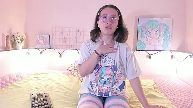 Snapshot of Kitty_NaNa chatting on 19, 11, 2025 Kitty NaNa online show from 19, 11, 2025