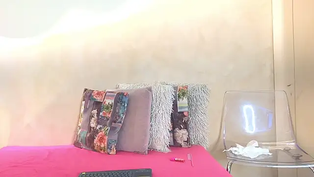 SaraGuzmann online show from 4, 3, 2026