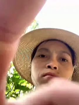 Snapshot of Halyy_xx chatting on 29, 10, 2025 Halyy xx online show from 29, 10, 2025