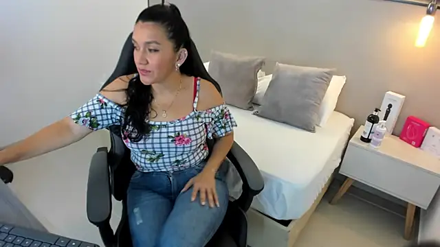 Snapshot of zoee_zi chatting on 26, 9, 2025 zoee zi online show from 26, 9, 2025