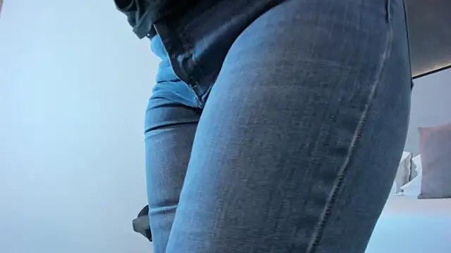 Snapshot of zoee_zi chatting on 24, 10, 2025 zoee zi online show from 24, 10, 2025