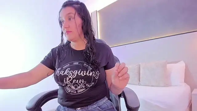 Snapshot of zoee_zi chatting on 6, 11, 2025 zoee zi online show from 6, 11, 2025