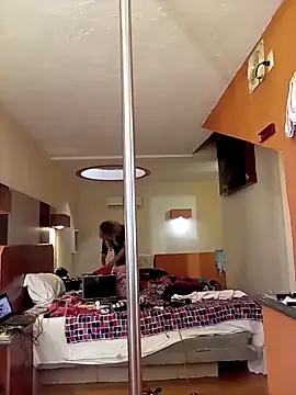 Snapshot of transreyna chatting on 1, 1, 2025 transreyna online show from 1, 1, 2025