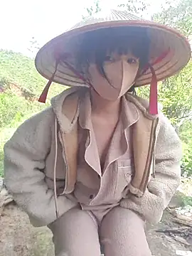 Snapshot of Helen-Tran chatting on 12, 11, 2025 Helen-Tran online show from 12, 11, 2025