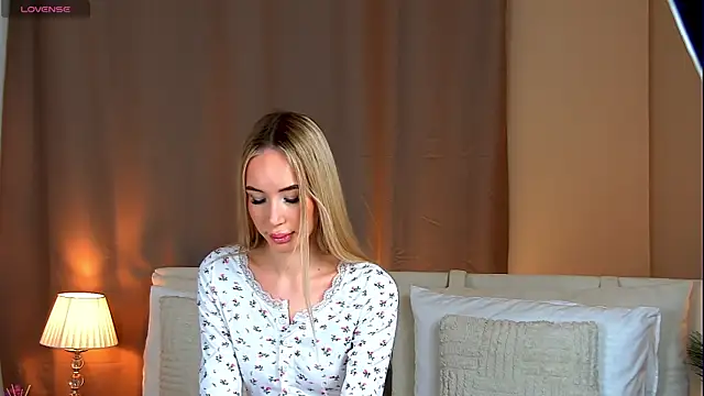 Snapshot of MaryDavies chatting on 27, 11, 2025 MaryDavies online show from 27, 11, 2025